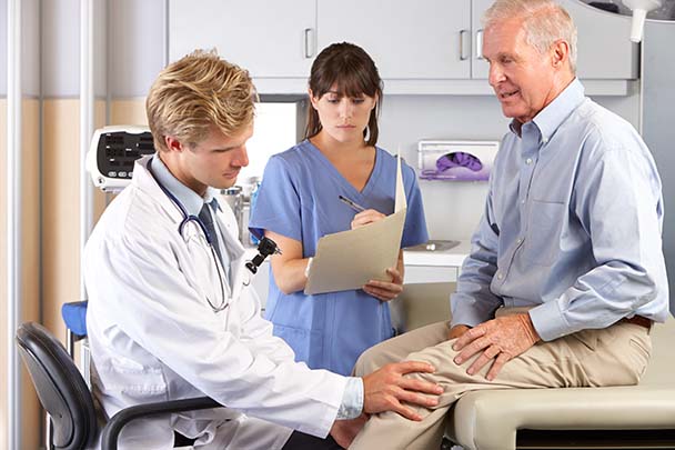 Doctor administering Advanced Joint Pain Relief injection